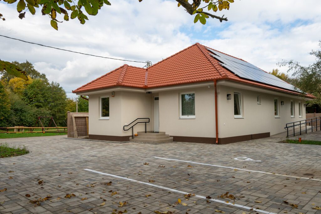 A Napos Oldal zempléni vendégház külső homlokzata vörös cseréptetővel