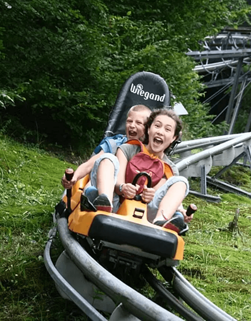 Felnőtt és gyermek bobozik a Zemplén Kalandpark pályáján