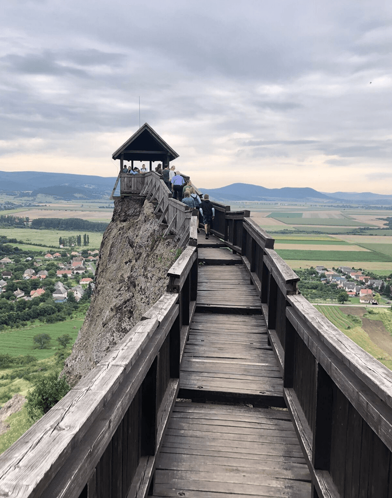 Kilátás a Boldogkői vár kőhídjára és tornyára